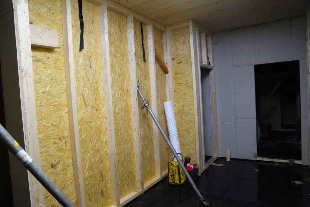 Treppenhaus (li.), Garderobe, Abstellraum (mi.), Durchgang JF (re.)